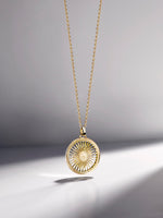 Argentinien / Sol de Mayo / 18 Karat Gold / mit 29 Diamanten veredelt / ohne Goldkette